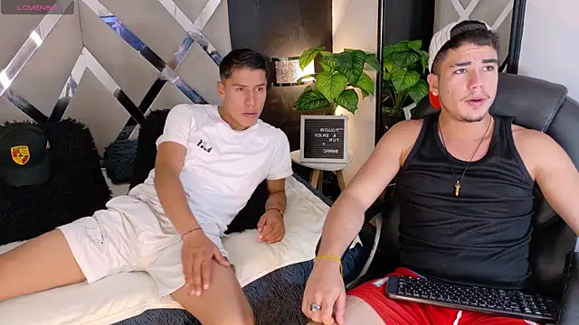 Snapshot of Alex-Rodriguezz chatting on June 25, 8:02 pm Alex-Rodriguezz online show from June 25, 8:02 pm
