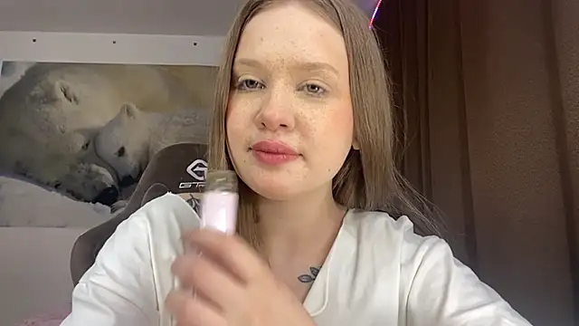StefiMoon online show from June 5, 1:39 pm