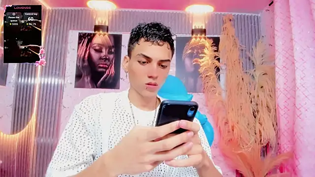 Snapshot of latino_boyy_ chatting on June 7, 1:54 am latino boyy online show from June 7, 1:54 am