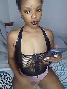 Snapshot of creamiequeen chatting on June 1, 8:32 pm creamiequeen online show from June 1, 8:32 pm