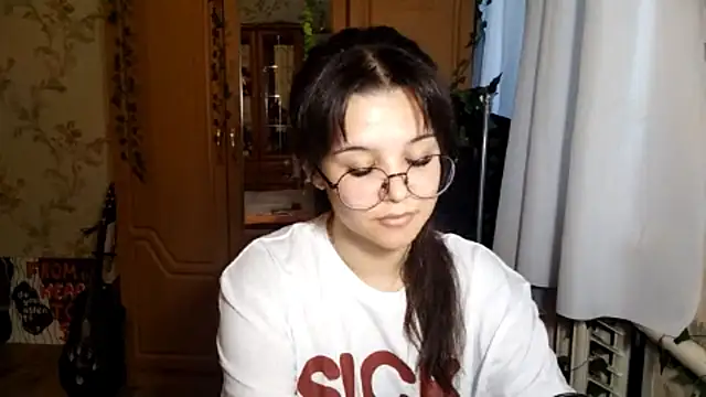 Snapshot of Adilily chatting on June 2, 3:25 pm Adilily online show from June 2, 3:25 pm