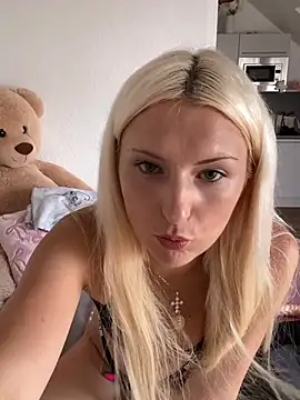 Snapshot of MimiLliiyy chatting on July 16, 4:46 pm MimiLliiyy online show from July 16, 4:46 pm