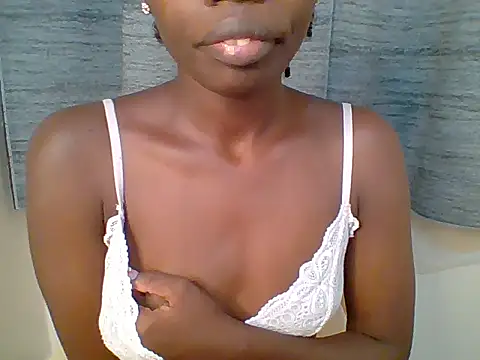 Snapshot of Sweet_quincy chatting on June 17, 10:00 pm Sweet quincy online show from June 17, 10:00 pm