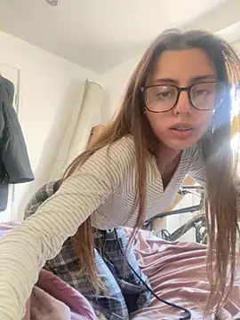 Snapshot of brownpetitegirlxo chatting on June 3, 4:01 pm brownpetitegirlxo online show from June 3, 4:01 pm