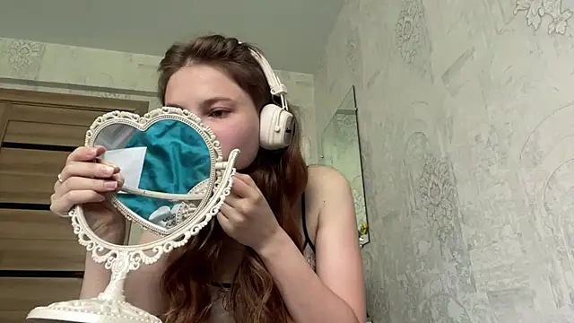 Snapshot of HeIen_cute chatting on June 13, 5:27 am HeIen cute online show from June 13, 5:27 am