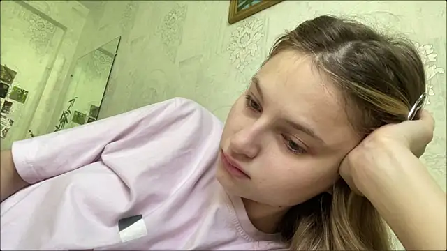 Snapshot of HeIen_cute chatting on July 9, 5:22 am HeIen cute online show from July 9, 5:22 am