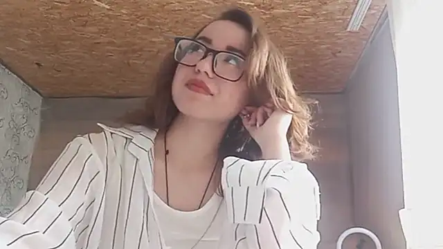 Snapshot of OliviaMoment chatting on June 15, 8:27 am OliviaMoment online show from June 15, 8:27 am