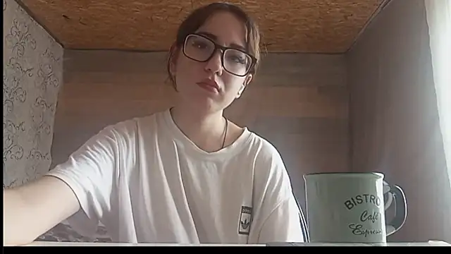 Snapshot of OliviaMoment chatting on July 6, 8:22 am OliviaMoment online show from July 6, 8:22 am