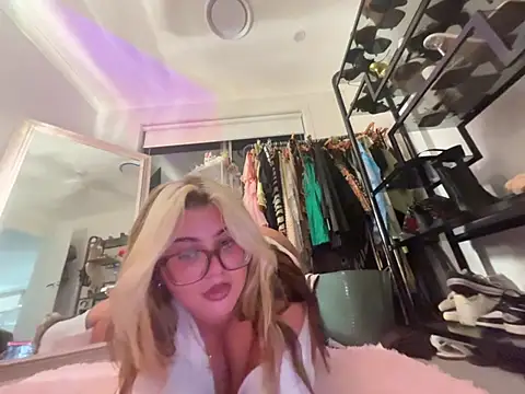 Snapshot of luckygigi chatting on May 31, 6:09 pm luckygigi online show from May 31, 6:09 pm