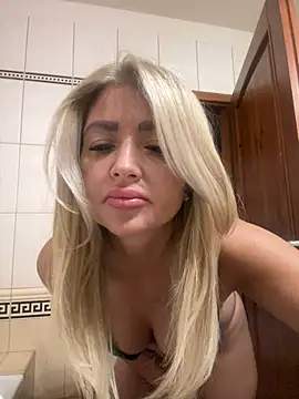 Snapshot of szexicicamica chatting on June 5, 8:20 am szexicicamica online show from June 5, 8:20 am
