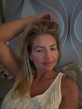Snapshot of szexicicamica chatting on June 11, 6:28 pm szexicicamica online show from June 11, 6:28 pm