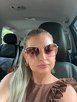 Snapshot of szexicicamica chatting on June 18, 9:47 am szexicicamica online show from June 18, 9:47 am