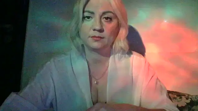 Snapshot of LunaaKiss chatting on June 8, 8:20 pm LunaaKiss online show from June 8, 8:20 pm