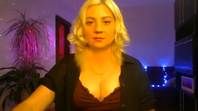 Snapshot of LunaaKiss chatting on June 12, 8:41 pm LunaaKiss online show from June 12, 8:41 pm