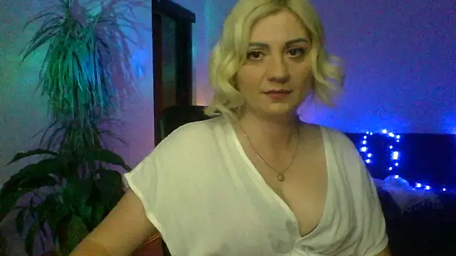 Snapshot of LunaaKiss chatting on June 15, 8:44 pm LunaaKiss online show from June 15, 8:44 pm