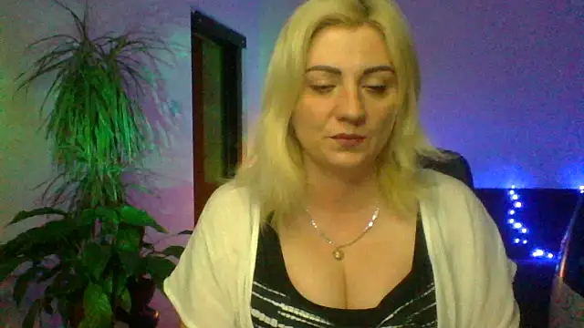 Snapshot of LunaaKiss chatting on June 16, 8:00 pm LunaaKiss online show from June 16, 8:00 pm