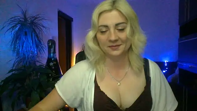Snapshot of LunaaKiss chatting on June 18, 7:40 pm LunaaKiss online show from June 18, 7:40 pm