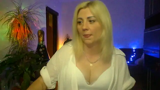 Snapshot of LunaaKiss chatting on June 19, 8:12 pm LunaaKiss online show from June 19, 8:12 pm