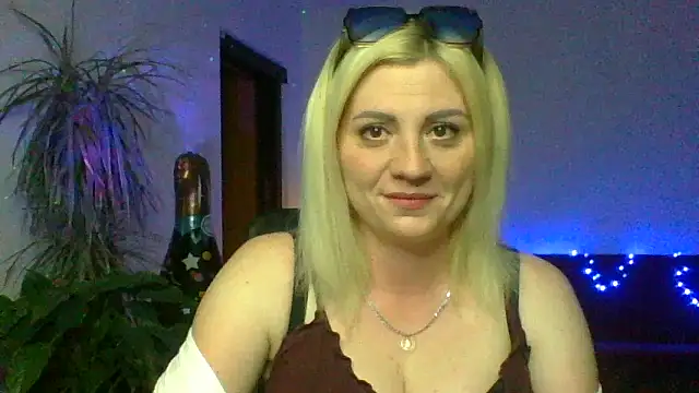 Snapshot of LunaaKiss chatting on June 27, 7:41 pm LunaaKiss online show from June 27, 7:41 pm