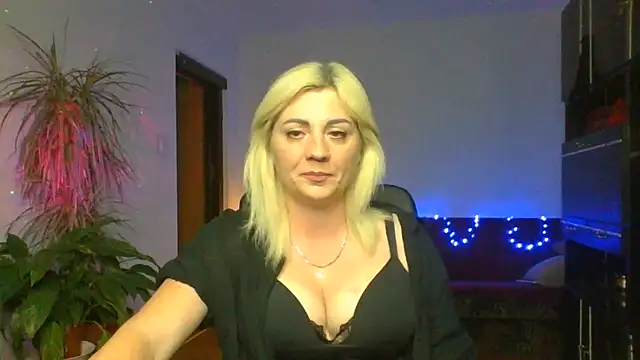 Snapshot of LunaaKiss chatting on July 5, 7:43 pm LunaaKiss online show from July 5, 7:43 pm