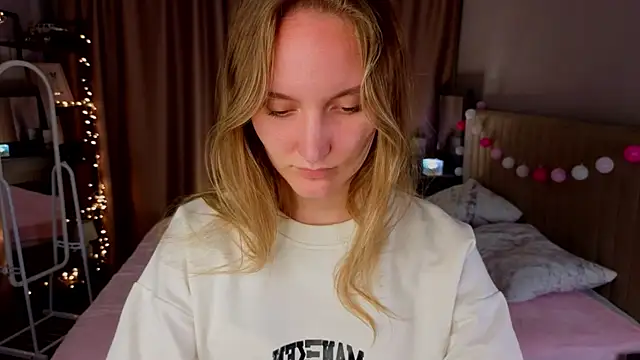 Snapshot of JenevaLitalien chatting on June 5, 6:57 pm JenevaLitalien online show from June 5, 6:57 pm