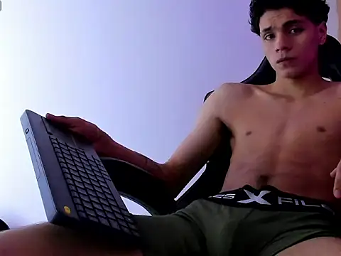 Snapshot of Ithan_Hott chatting on June 3, 3:53 am Ithan Hott online show from June 3, 3:53 am