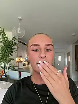 Snapshot of Millymae_ chatting on June 9, 6:41 pm Millymae online show from June 9, 6:41 pm