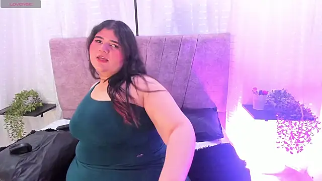 Emilie Jones online show from June 9, 7:47 pm