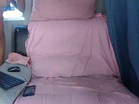 Snapshot of sweetxseductive chatting on June 28, 6:30 am sweetxseductive online show from June 28, 6:30 am