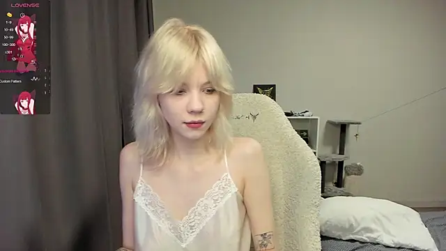 voguecaroline online show from August 3, 8:12 pm