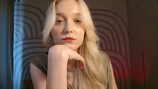 Snapshot of QueenSerenaa chatting on June 16, 10:51 am QueenSerenaa online show from June 16, 10:51 am