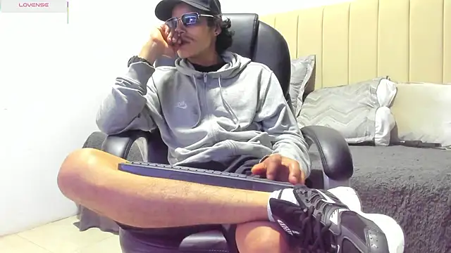 tommyhot7 online show from July 23, 11:46 pm