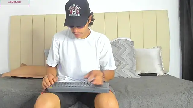 tommyhot7 online show from July 24, 8:29 pm