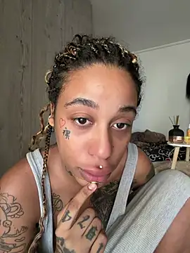 Snapshot of Kira_nyxx chatting on July 3, 12:22 pm Kira nyxx online show from July 3, 12:22 pm