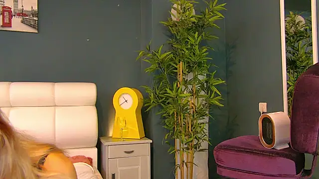 Snapshot of Tiny_Tease chatting on July 2, 8:15 pm Tiny Tease online show from July 2, 8:15 pm