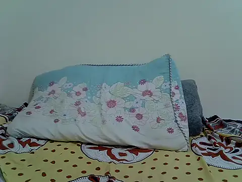 Snapshot of freakypetite chatting on June 19, 10:02 pm freakypetite online show from June 19, 10:02 pm
