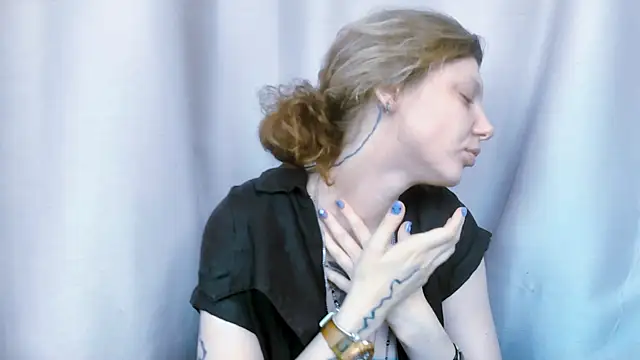 Snapshot of VivienDarkbloom chatting on June 6, 12:43 pm VivienDarkbloom online show from June 6, 12:43 pm