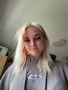 Snapshot of Viviluu_Offiziell chatting on June 3, 12:52 pm Viviluu Offiziell online show from June 3, 12:52 pm
