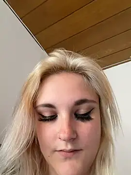 Snapshot of Viviluu_Offiziell chatting on June 3, 2:33 pm Viviluu Offiziell online show from June 3, 2:33 pm