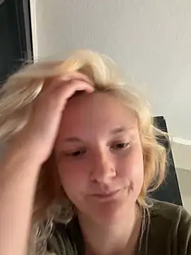 Snapshot of Viviluu_Offiziell chatting on June 5, 3:18 pm Viviluu Offiziell online show from June 5, 3:18 pm