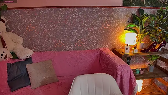 Snapshot of HelenaBoyd chatting on July 10, 3:22 am HelenaBoyd online show from July 10, 3:22 am