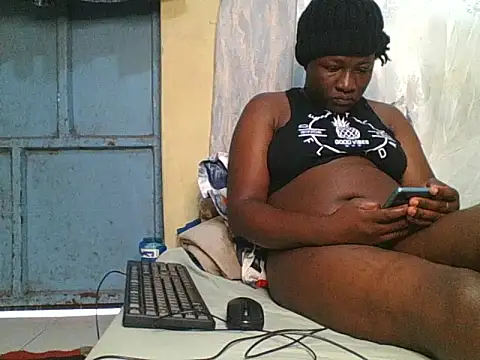 Snapshot of Ebony_creamie chatting on June 20, 8:50 am Ebony creamie online show from June 20, 8:50 am