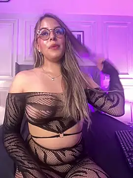 Snapshot of SunnyLuxxx chatting on July 4, 7:20 pm SunnyLuxxx online show from July 4, 7:20 pm