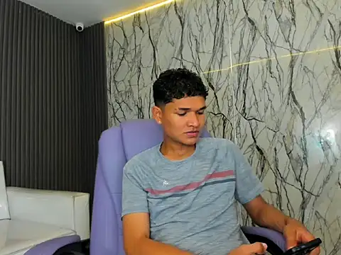 Snapshot of davexxx_ chatting on June 23, 12:41 am davexxx online show from June 23, 12:41 am