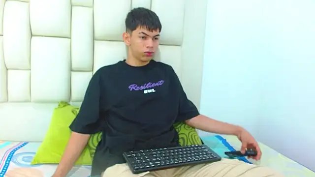LoganNaughty online show from June 3, 12:41 pm