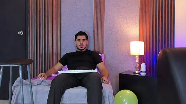 Snapshot of luciano_vitale chatting on July 6, 12:24 pm luciano vitale online show from July 6, 12:24 pm