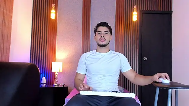 Snapshot of luciano_vitale chatting on July 13, 12:52 pm luciano vitale online show from July 13, 12:52 pm