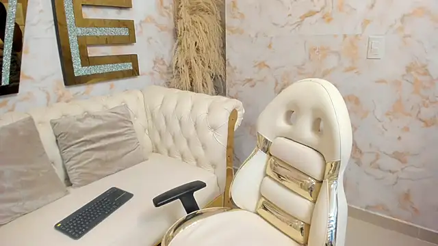 Snapshot of Chloe_dreams4u chatting on June 4, 11:27 am Chloe dreams4u online show from June 4, 11:27 am