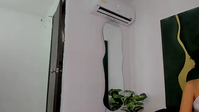 Snapshot of Mila_petiteasm chatting on June 25, 12:20 pm Mila petiteasm online show from June 25, 12:20 pm