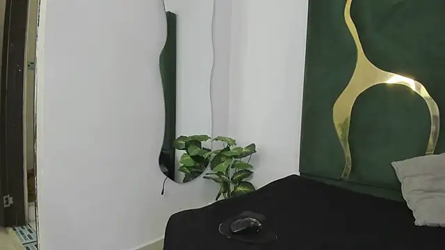 Snapshot of Mila_petiteasm chatting on June 27, 12:33 pm Mila petiteasm online show from June 27, 12:33 pm